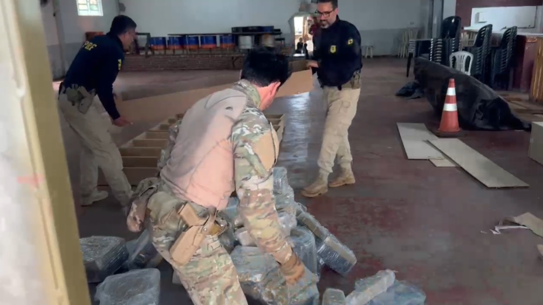 Prefeitura do Paraná cede salão para festa e policiais encontram 351 kg de maconha no local