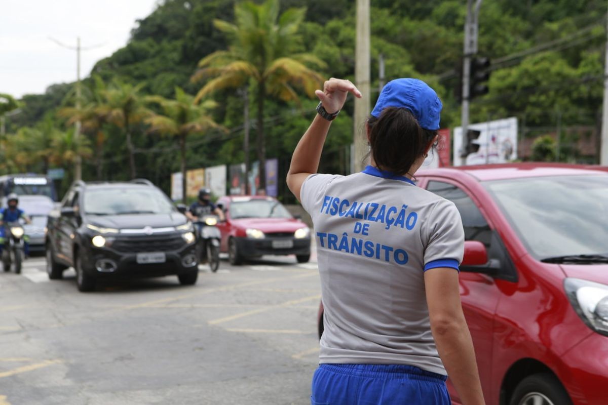 Guarujá abre 168 vagas em concurso público nas áreas de Educação e Trânsito; salários chegam a R$ 6,9 mil