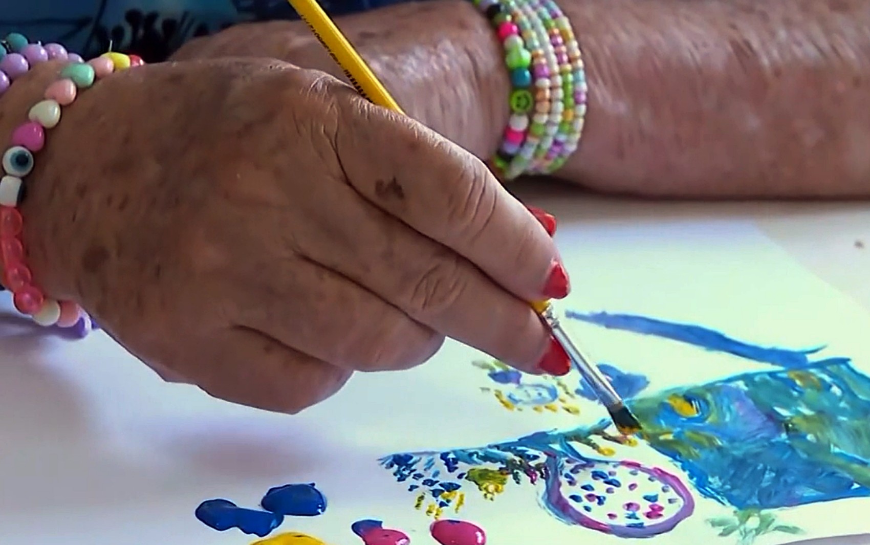 Entre tintas, poesias e cantorias: idosos escrevem novos capítulos em lar de Passos, MG