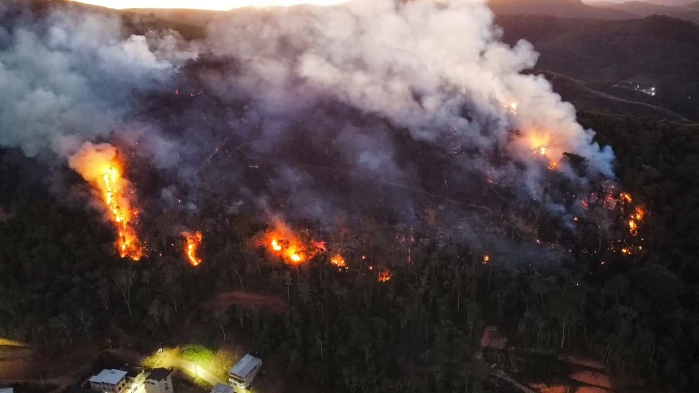 Incêndio em área de mata mobiliza bombeiros e voluntários em Manhuaçu; fumaça foi vista de vários pontos da cidade