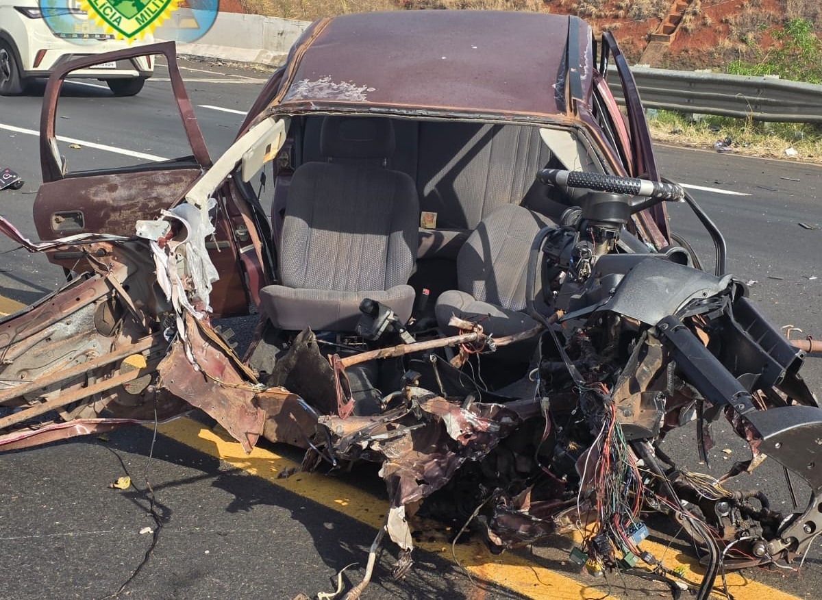 Carro parte ao meio em acidente e motorista é socorrida com vida, no Paraná
