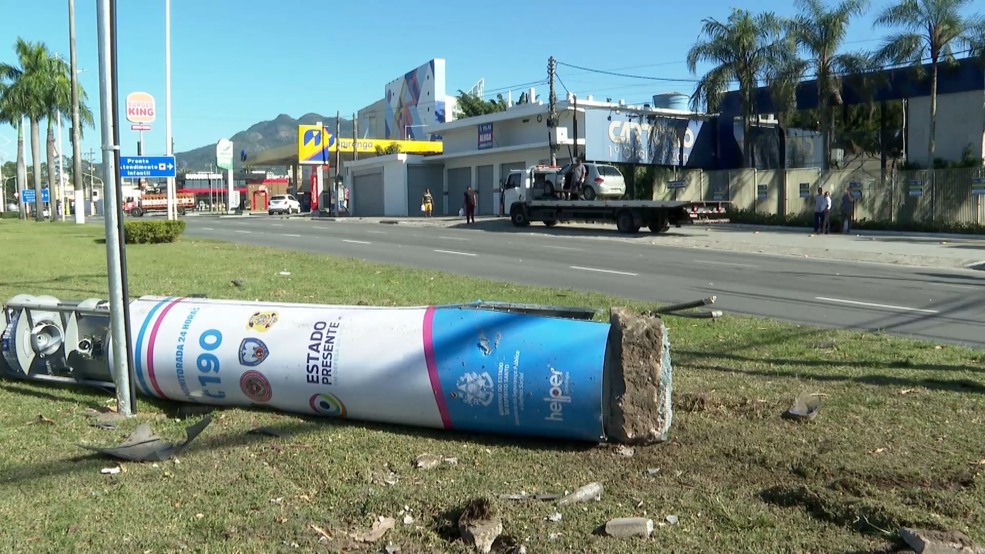 Carro bate em cruzamento e derruba torre de segurança instalada há menos de um mês na Serra
