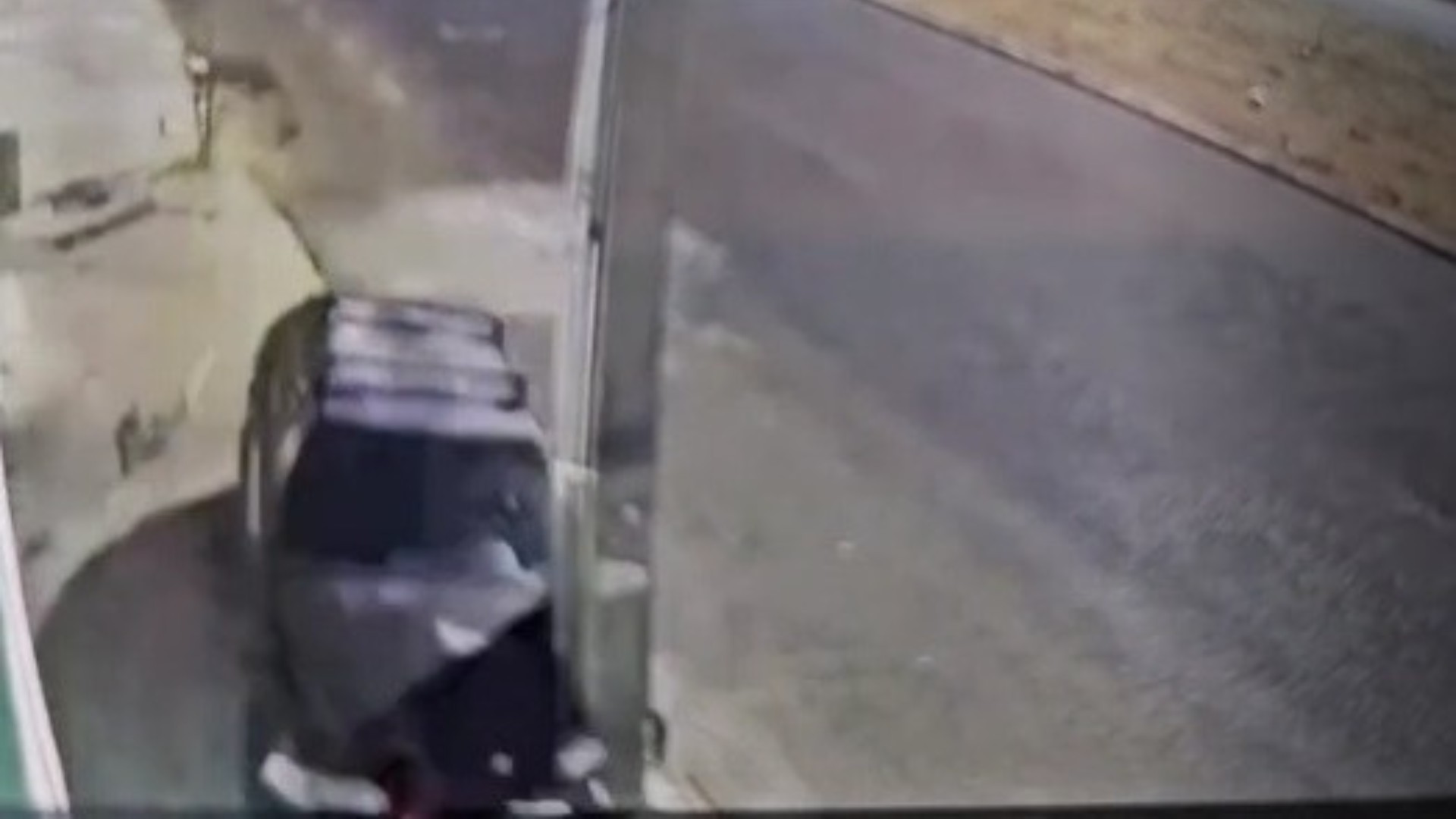 VÍDEO: Carro desgovernado derruba poste e estrutura atinge comércio no Bairro Shopping Park, em Uberlândia