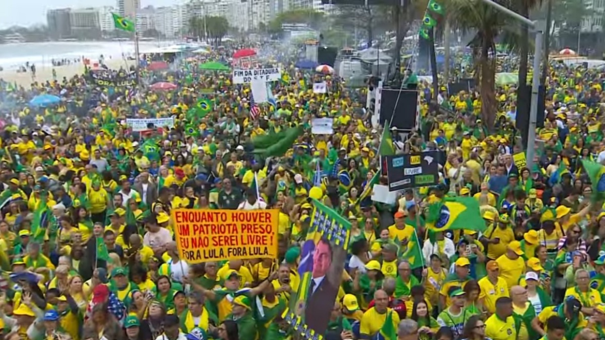 Apoiadores de Bolsonaro protestam em Copacabana e pedem anistia para condenados por atos golpistas