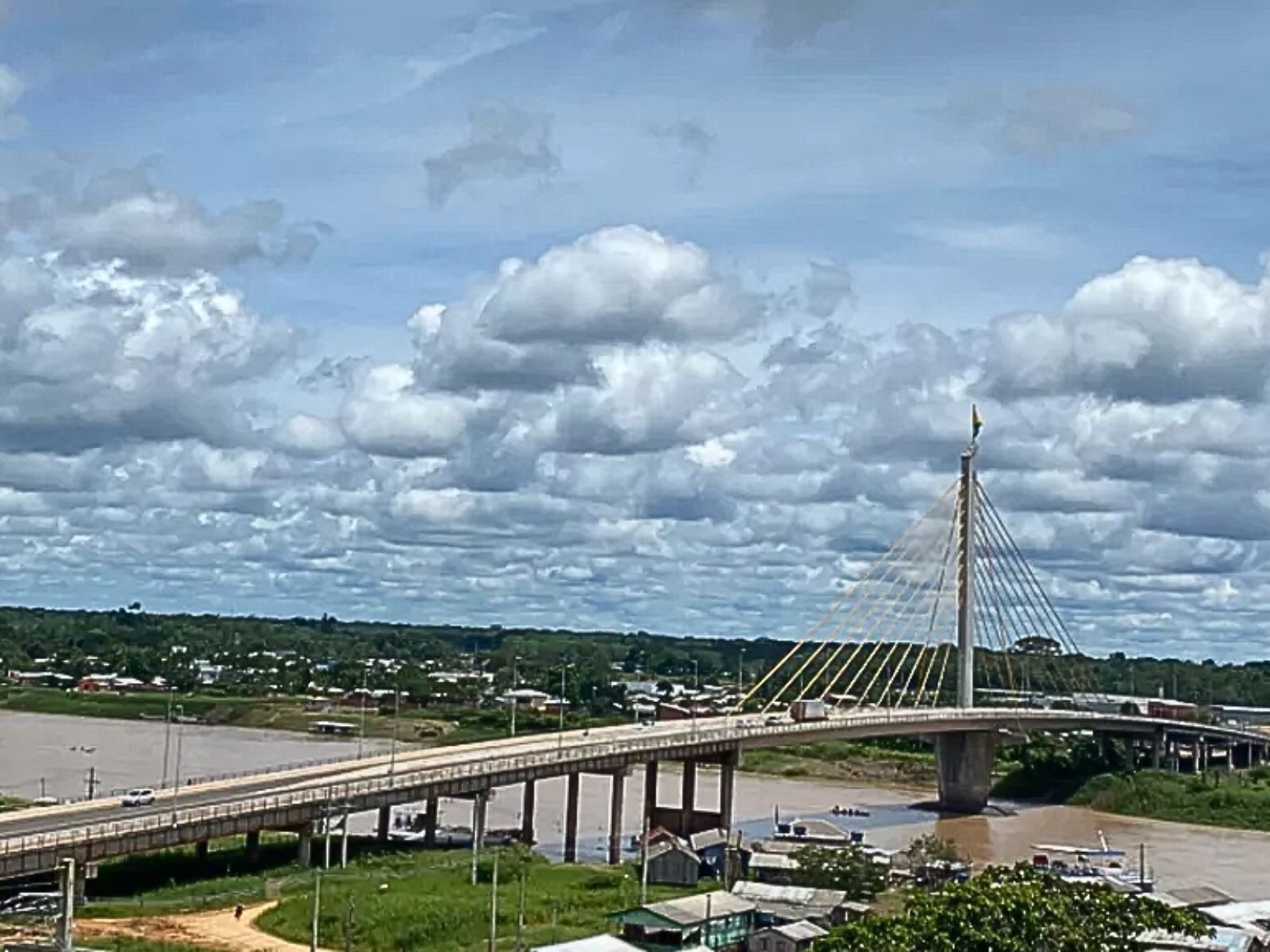 Imac investiga derramamento de óleo no Rio Juruá; imagens mostram manchas